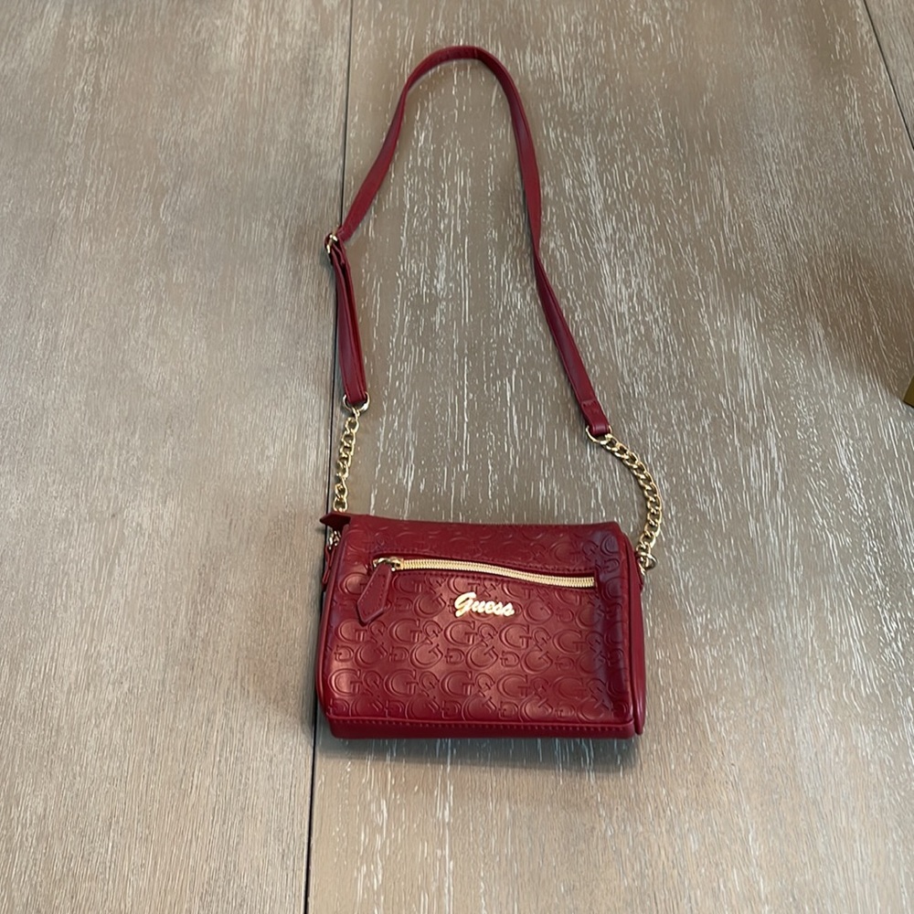 Maroon Guess crossbody travel purse with gold hardware zipper closure small - Picture 4 of 9
